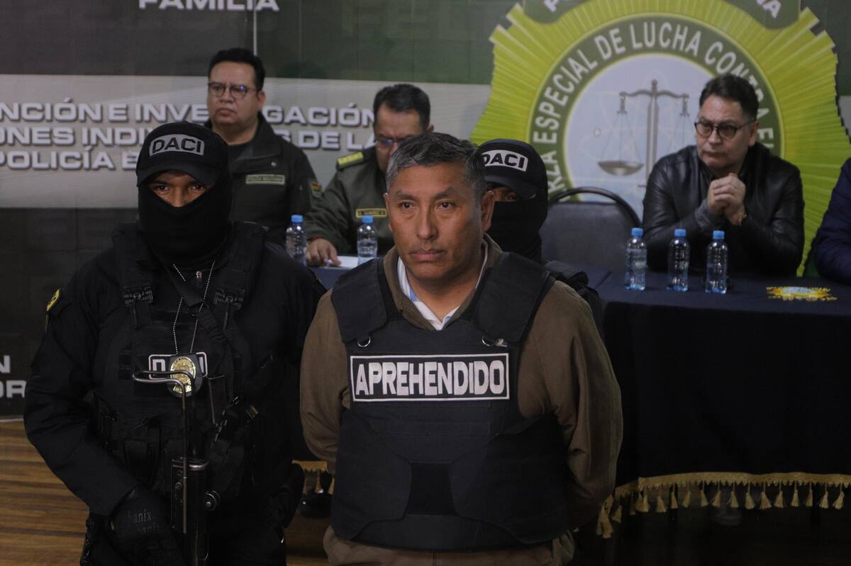El destituido comandante de la armada de Bolivia, Juan Arnez, es presentado en dependencias de la Fuerza Especial de Lucha Contra el Crimen este miércoles, tras ser detenido por ser parte de una toma de militares de la sede del Gobierno de Bolivia, en La Paz (Bolivia). | Crédito: EFE