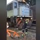 VIDEO: Mujer es golpeada por tren al intentar tomarse una selfie