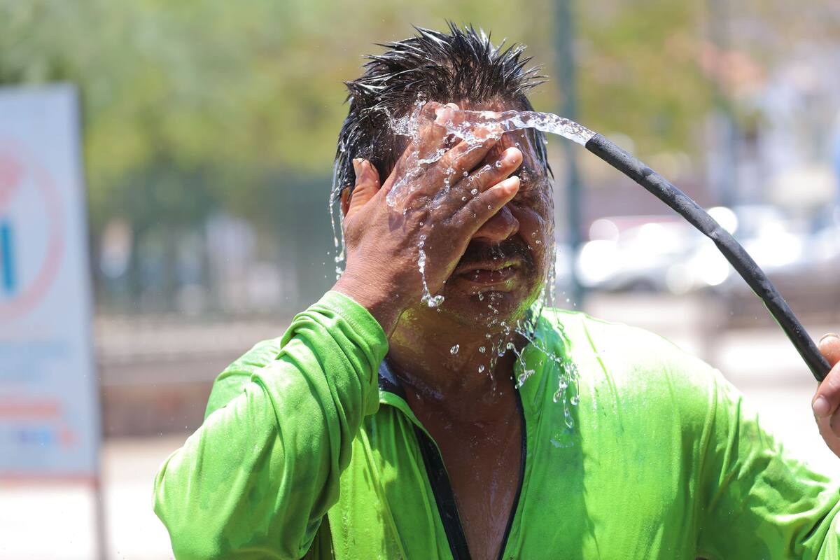 Genaro Castillo mitiga el calor refrescándose con un chorro de agua en el parque El Mundito. Hermosillo rompió ayer el récord de temperatura para un 20 de junio, al registrarse 47ºC, según datos de la Conagua Sonora. FOTO: JULIÁN ORTEGA