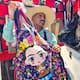 Campesinos dejan Puebla y llegan a Sonora, venden mandiles para ganarse la vida