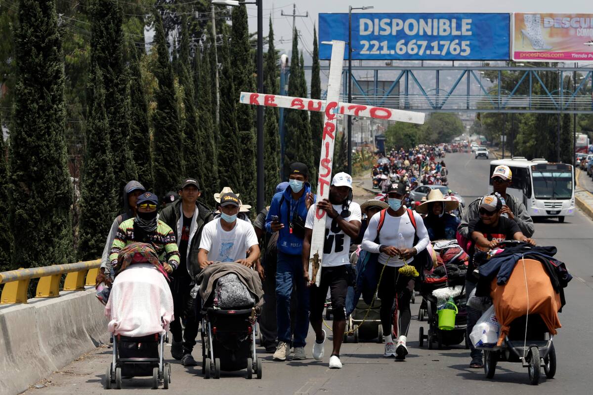 Caravana de alrededor de 600 migrantes llega a Puebla