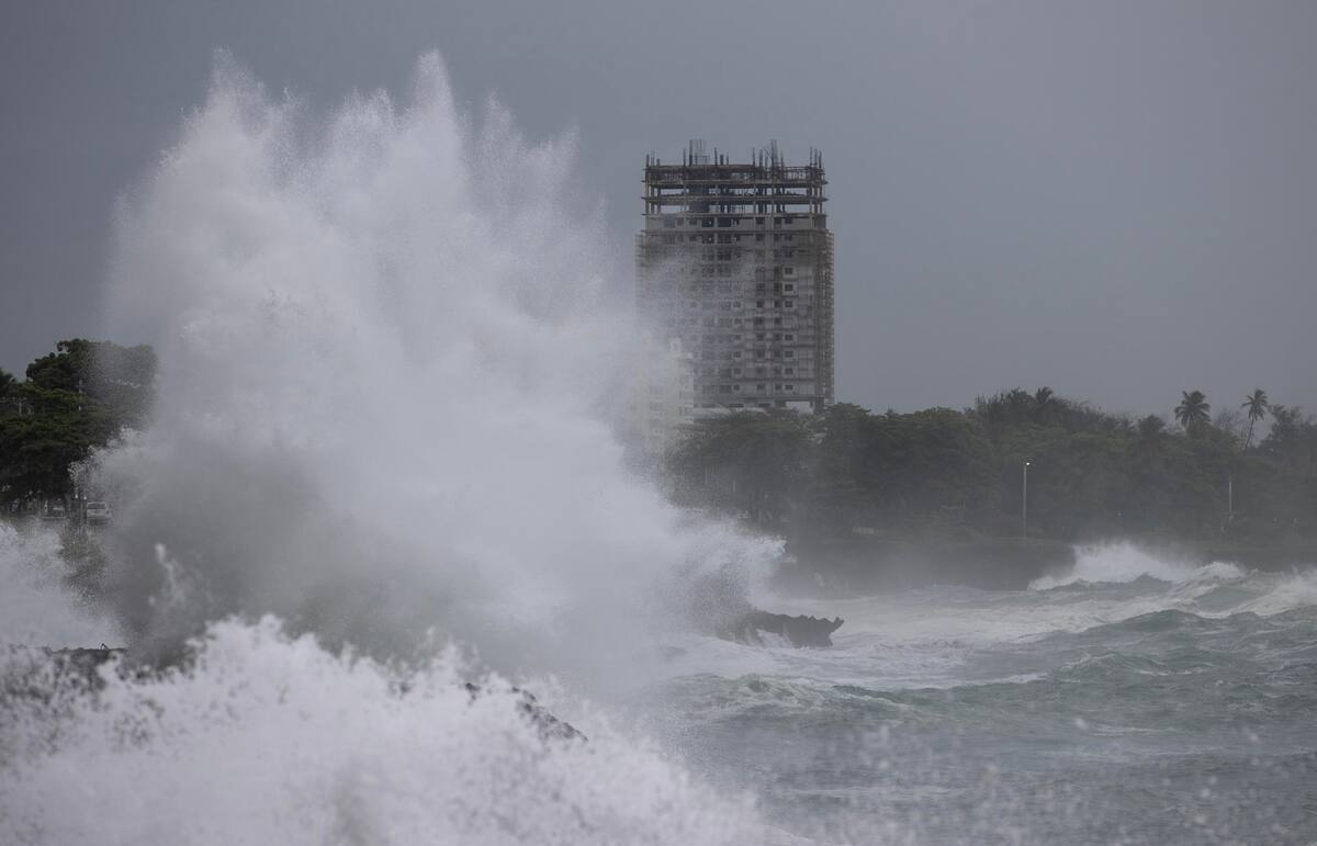 Fotografía que muestra el intenso oleaje, ante el avance del huracán Beryl, el martes en Santo Domingo (República Dominicana). | EFE/ Orlando Barría