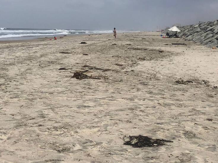 Playa centro de Rosarito luce sucia tras visita de miles de personas