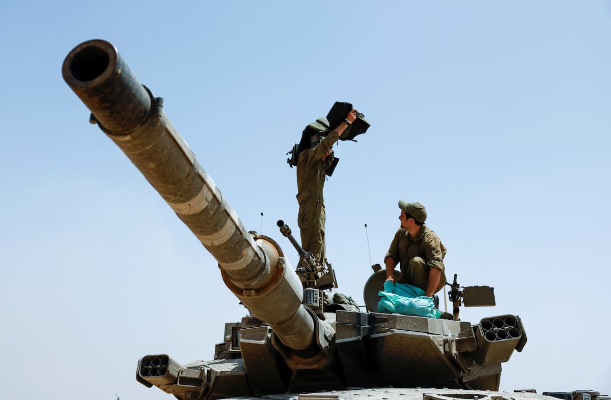 FOTO DE ARCHIVO. Soldados israelíes operan encima de un tanque cerca de la frontera entre Israel y Gaza, en medio del actual conflicto de Israel contra Hamás, visto desde Israel. 21 de mayo de 2024. REUTERS/Amir Cohen