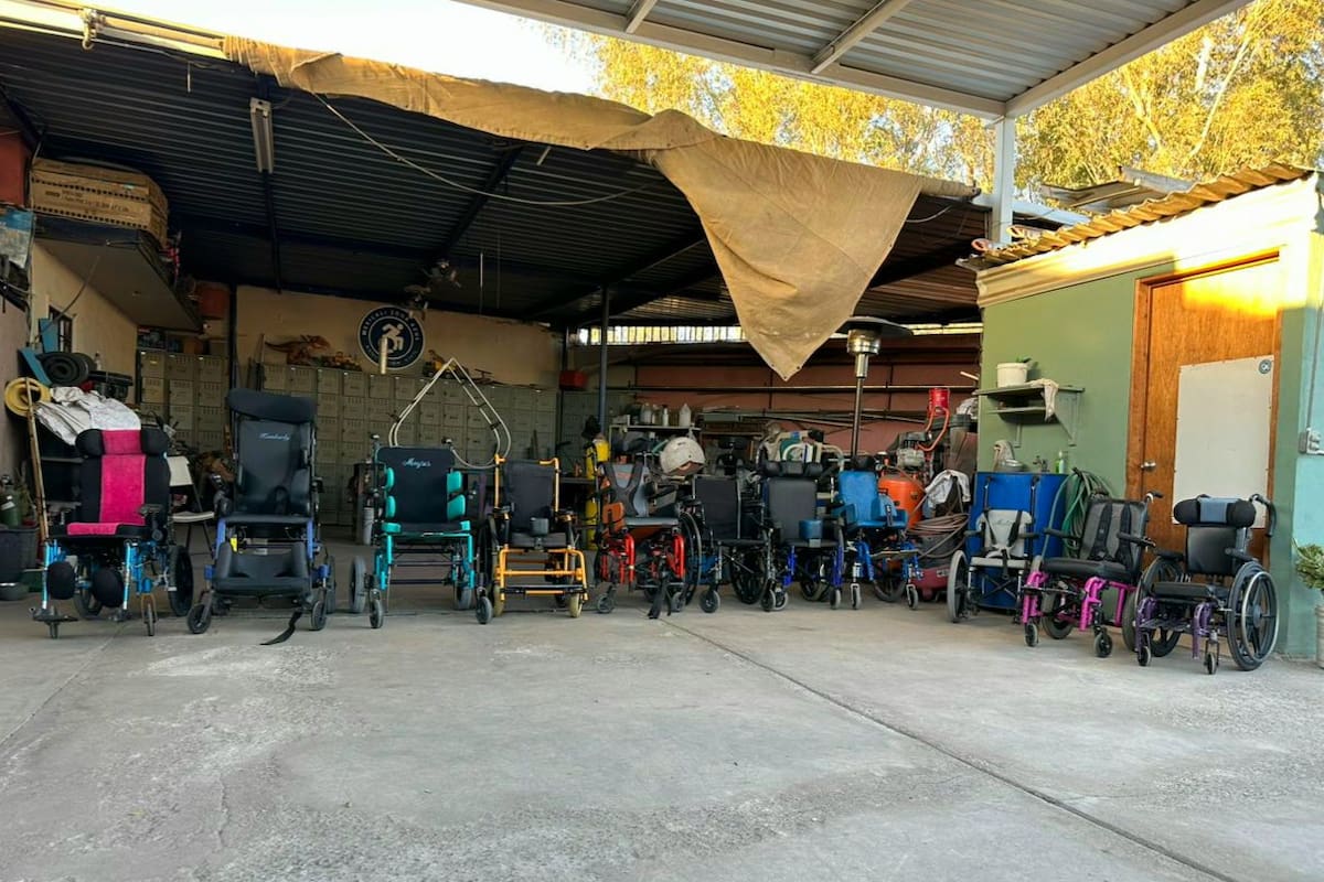 Dan sillas de ruedas a niños y niñas con discapacidad 