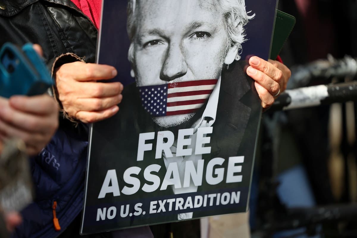 Foto de Archivo: Un simpatizante del fundador de WikiLeaks, Julian Assange, sostiene un cartel, el día en que el Tribunal Superior se pronunciará sobre si Julian Assange puede apelar contra la extradición de Reino Unido a Estados Unidos, en Londres, Reino Unido. 26 de marzo de 2024. REUTERS/Toby Melville.