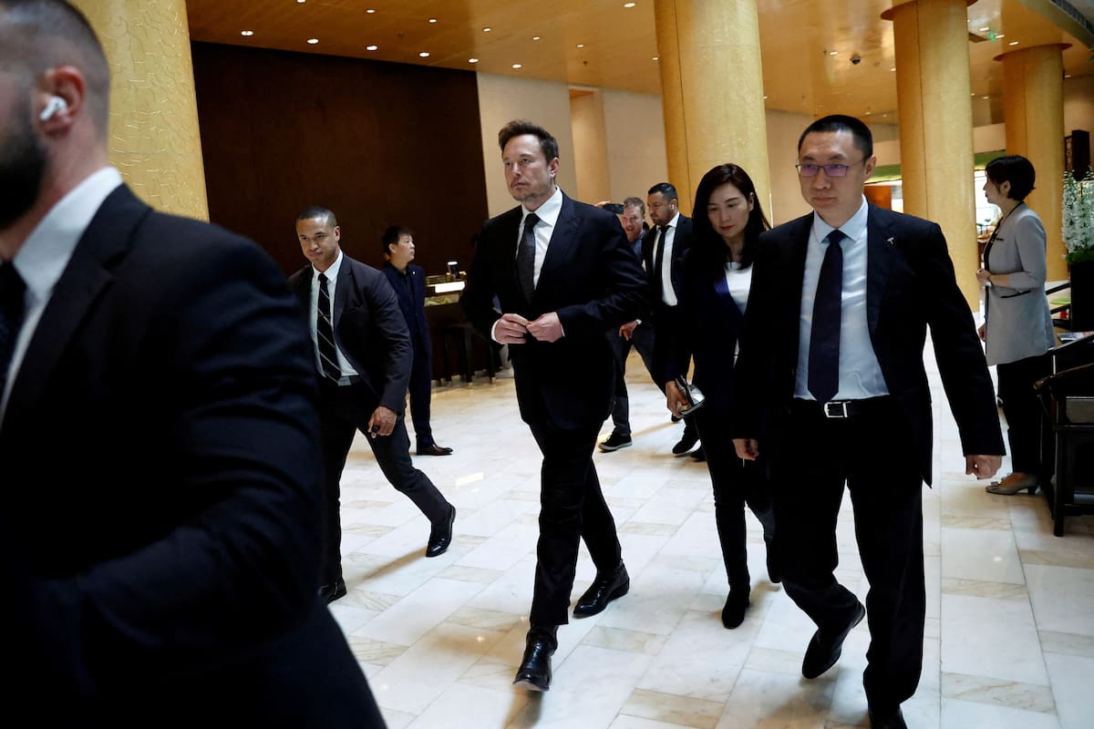 FOTO DE ARCHIVO: Elon Musk, consejero delegado de Tesla, sale de un hotel en Pekín, China. 31 de mayo de 2023. REUTERS/Tingshu Wang