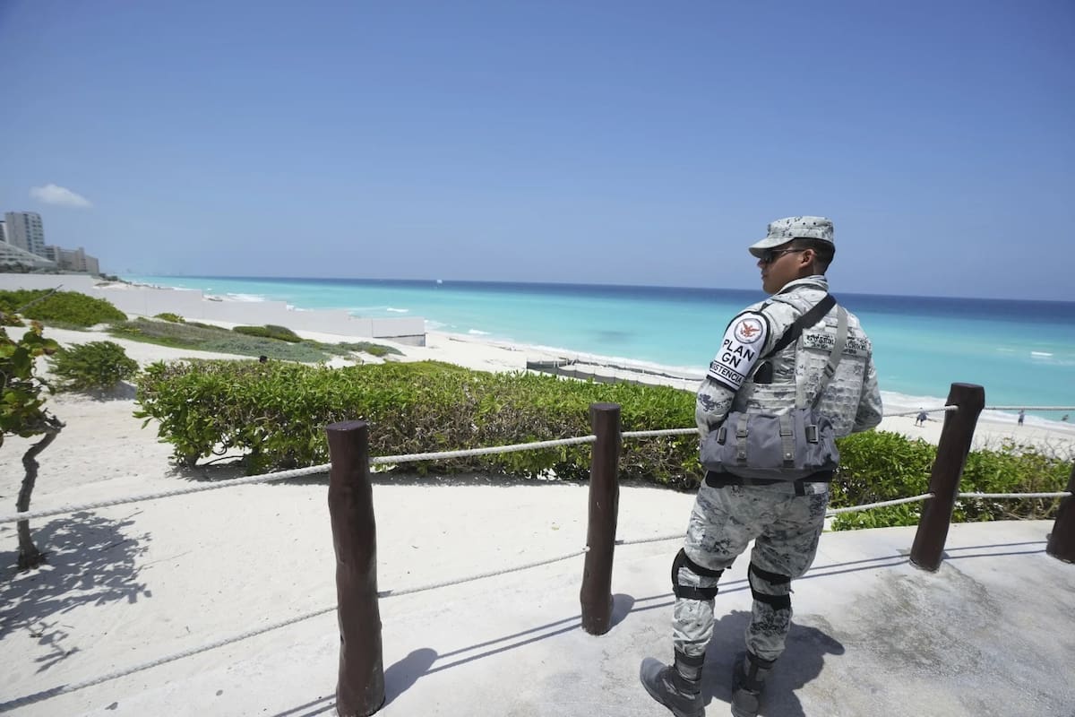 Un soldado de la Guardia Nacional en su labor preventivo ante el previsto ingreso de Beryl por la península de Yucatán. | Crédito: AP