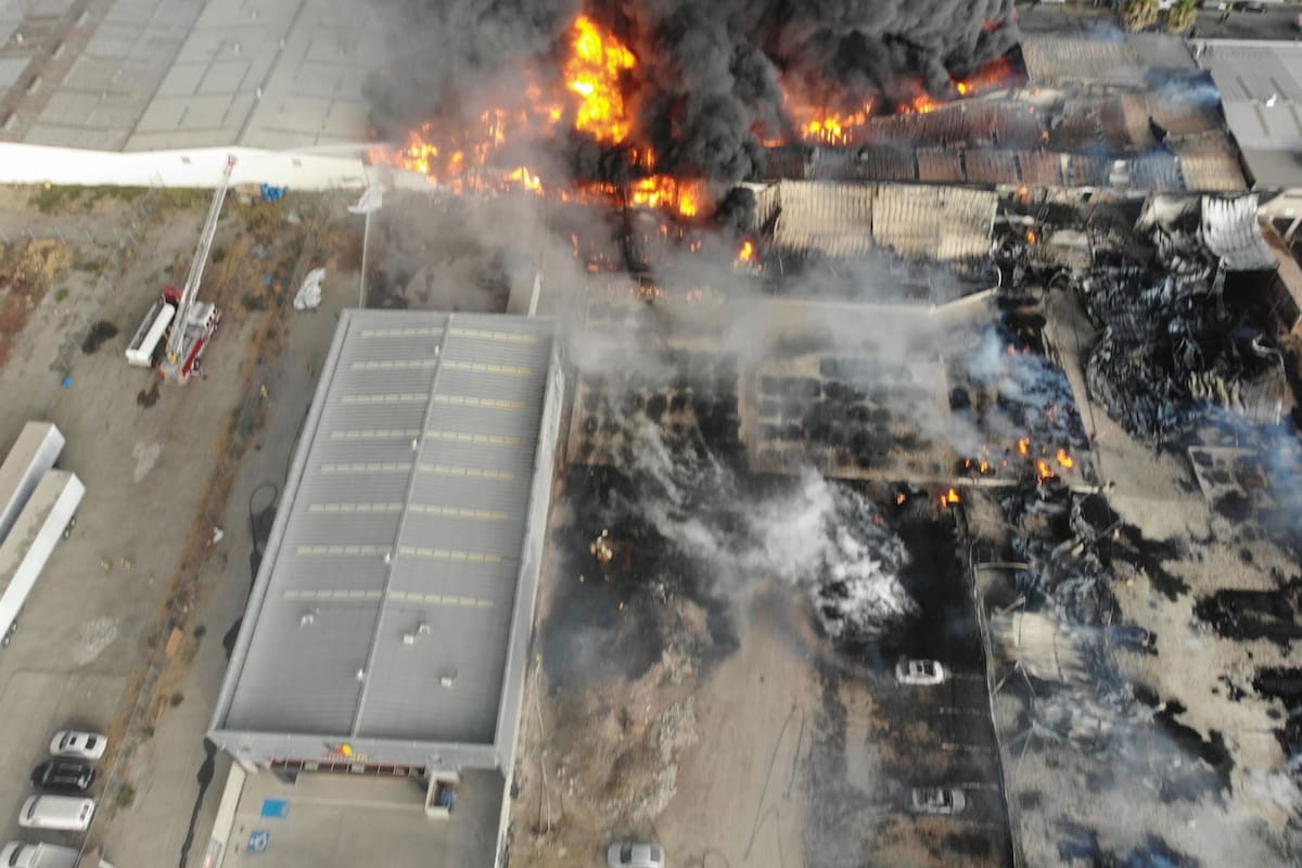 Bomberos Tijuana controlan incendio de fábrica en delegación La Mesa