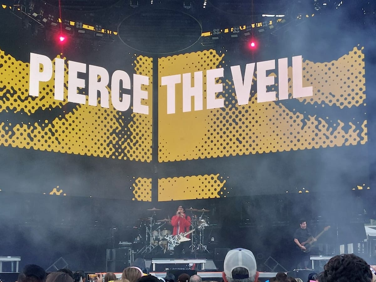 Pierce The Veil abrió su participación con el tema “El Rey” en voz de Vicente Fernández.