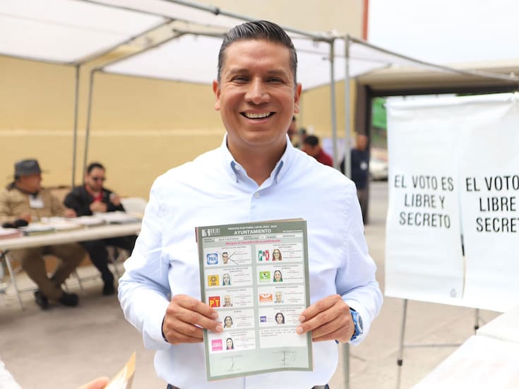 Emite su voto candidato del PAN a la alcaldía de Ensenada