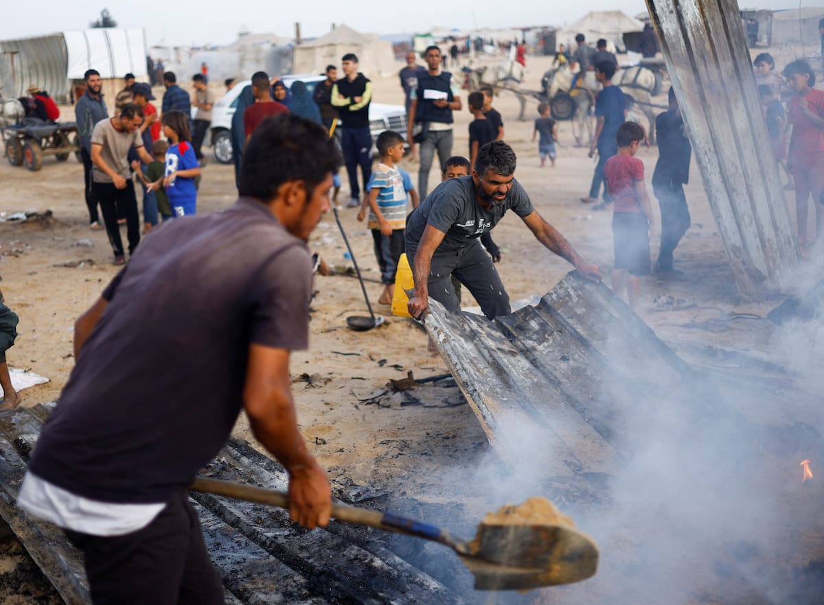 Los palestinos apagaron un incendio en el lugar de un ataque israelí en un área designada para personas desplazadas, en Rafah, en el sur de la Franja de Gaza, el 27 de mayo de 2024. REUTERS/Mohammed Salem