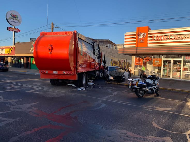 Camión recolector choca frente a pizzería