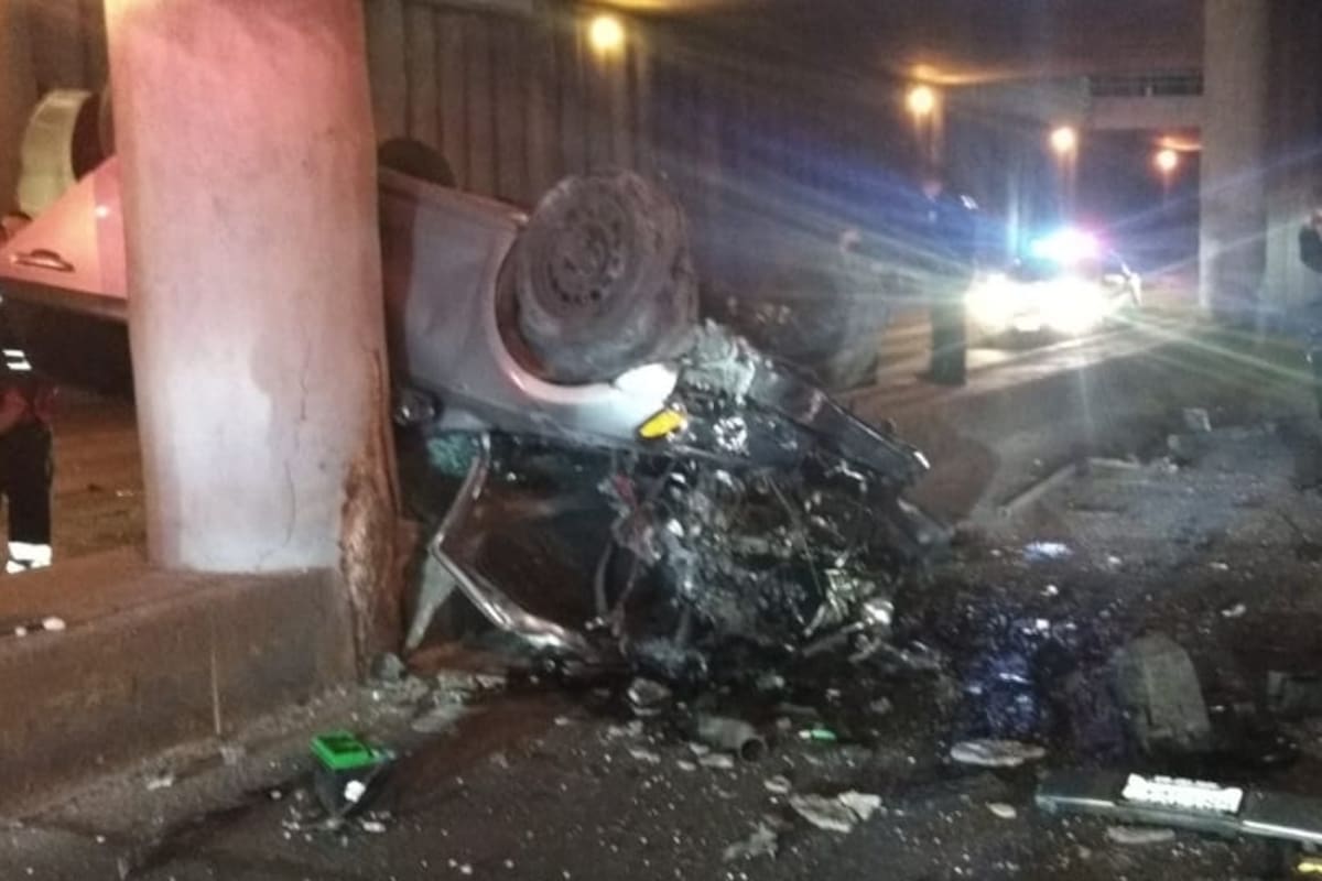 Cae auto al paso a desnivel de Lázaro Cárdenas