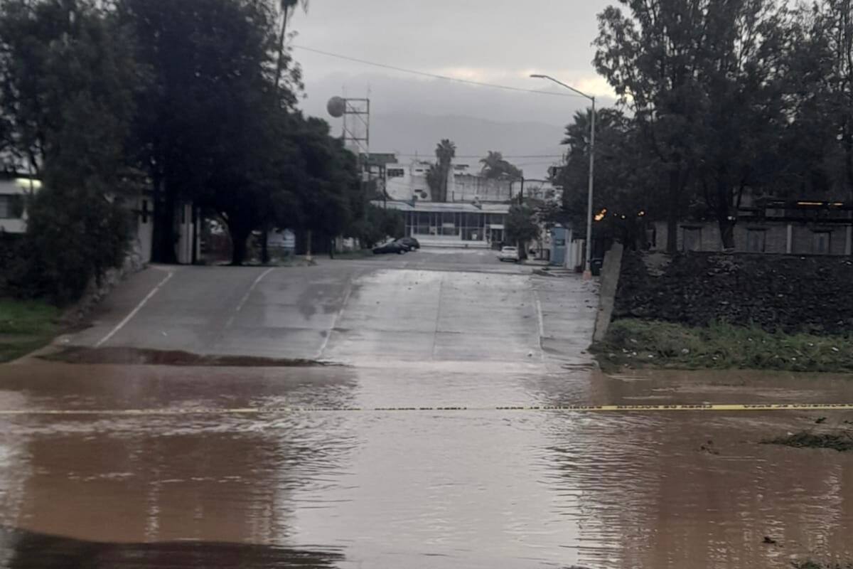 Calles inundadas y deslaves en carreteras por lluvias en Ensenada  