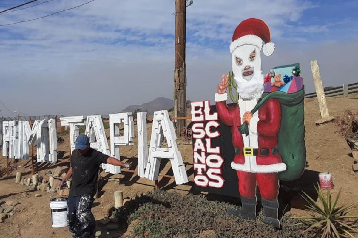 Primo Tapia da la bienvenida a la Navidad con mural de El Santo como Santa Claus