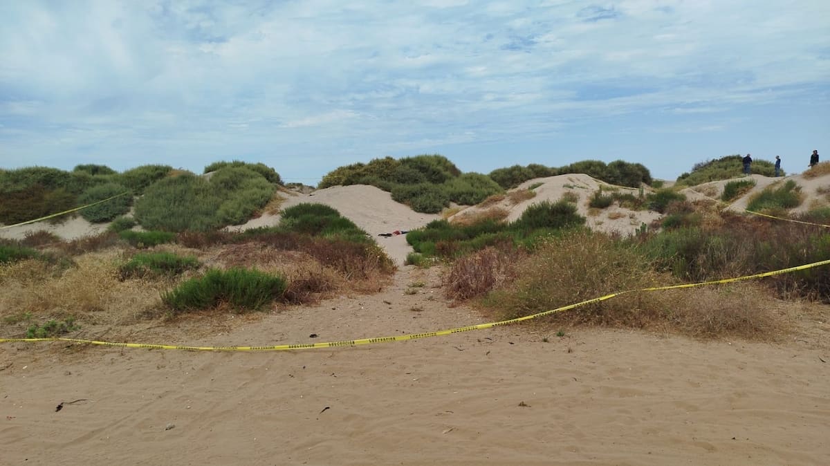 El cuerpo de la mujer fue localizado en la zona de dunas de la Playa El Punto, entre Playa Pacífica y Playa Conalep.