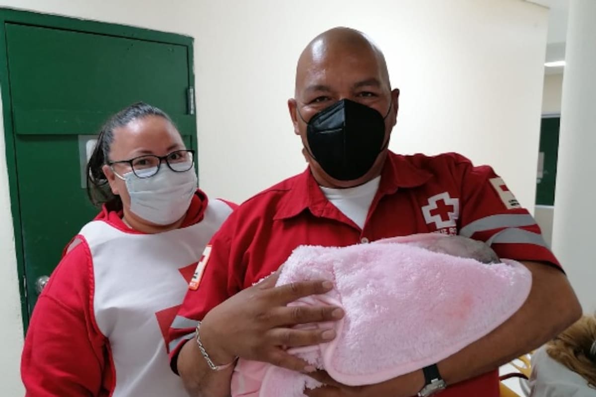 Paramédicos de Cruz Roja reciben a bebé en un parto