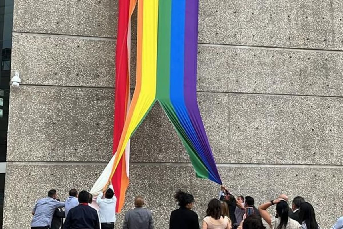 Gobierno de México condena actos de homofobia en Infonavit  tras romper bandera LGBT+
