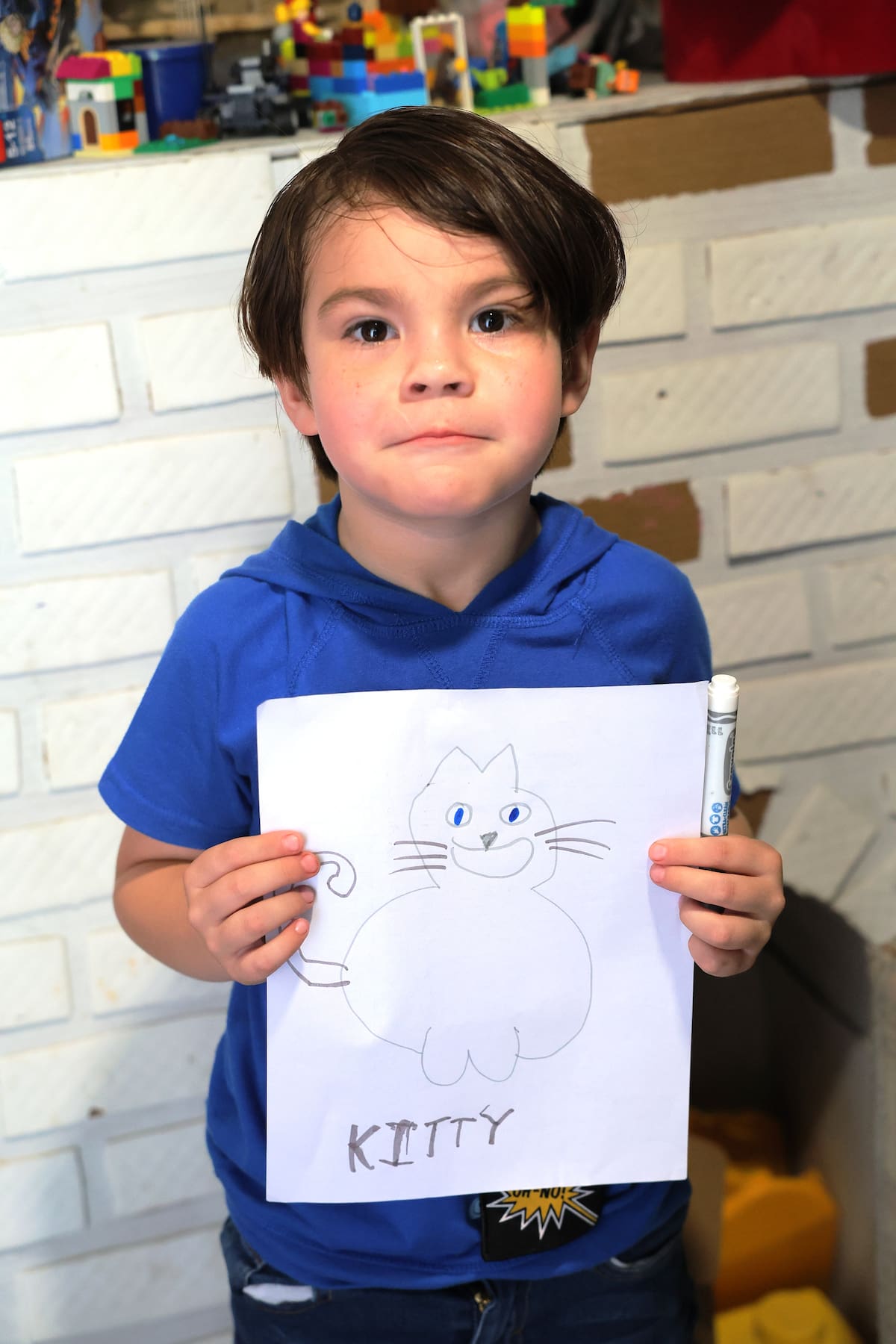 Axel, de 6 años de edad, dibujó a
su gatita Kitty y pegó las hojas en
los alrededores de su casa en la
colonia 5 de Mayo. FOTO: GERARDO GONSÁLEZ