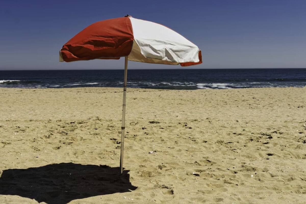 Turista resulta empalada por sombrilla en un accidente extraño en playa de Florida