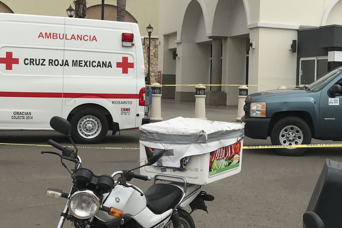 Lesionan a tiros a hombre en plaza comercial de Rosarito