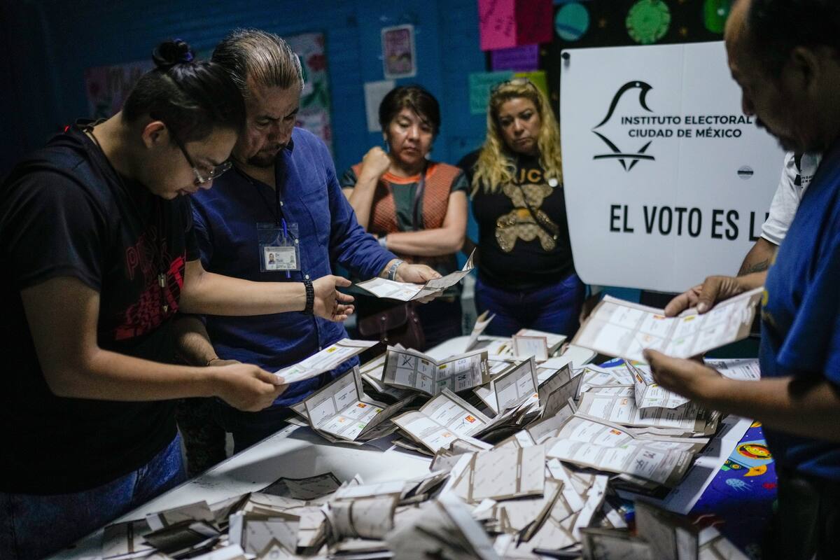 Funcionarios electorales y observadores cuentan los votos tras el cierre de casillas en las elecciones en la Ciudad de México. FOTO: AP