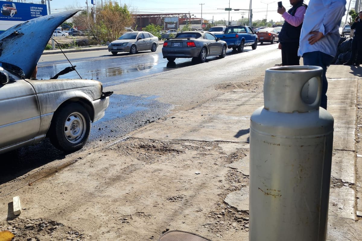 Hermosillo: Se incendia auto al circular por la colonia Virreyes, transportaba cilindro de gas