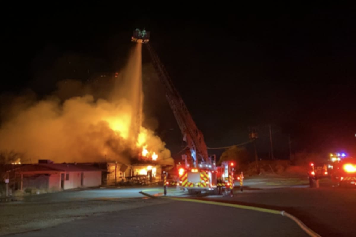 Incendio acaba con edificio en Yuma