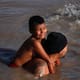 El intenso calor “saca” a migrantes del río Bravo