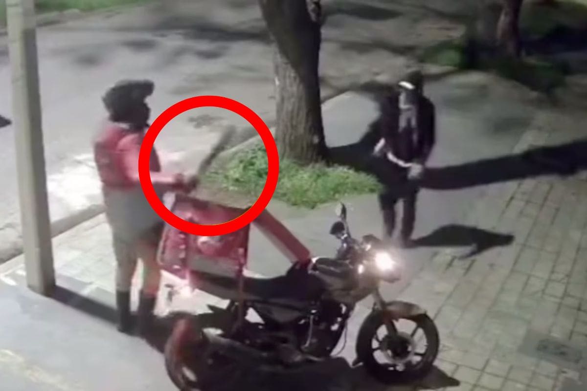 VIDEO: Al ver que lo iban a asaltar, repartidor sacó machete para enfrentar a ladrones