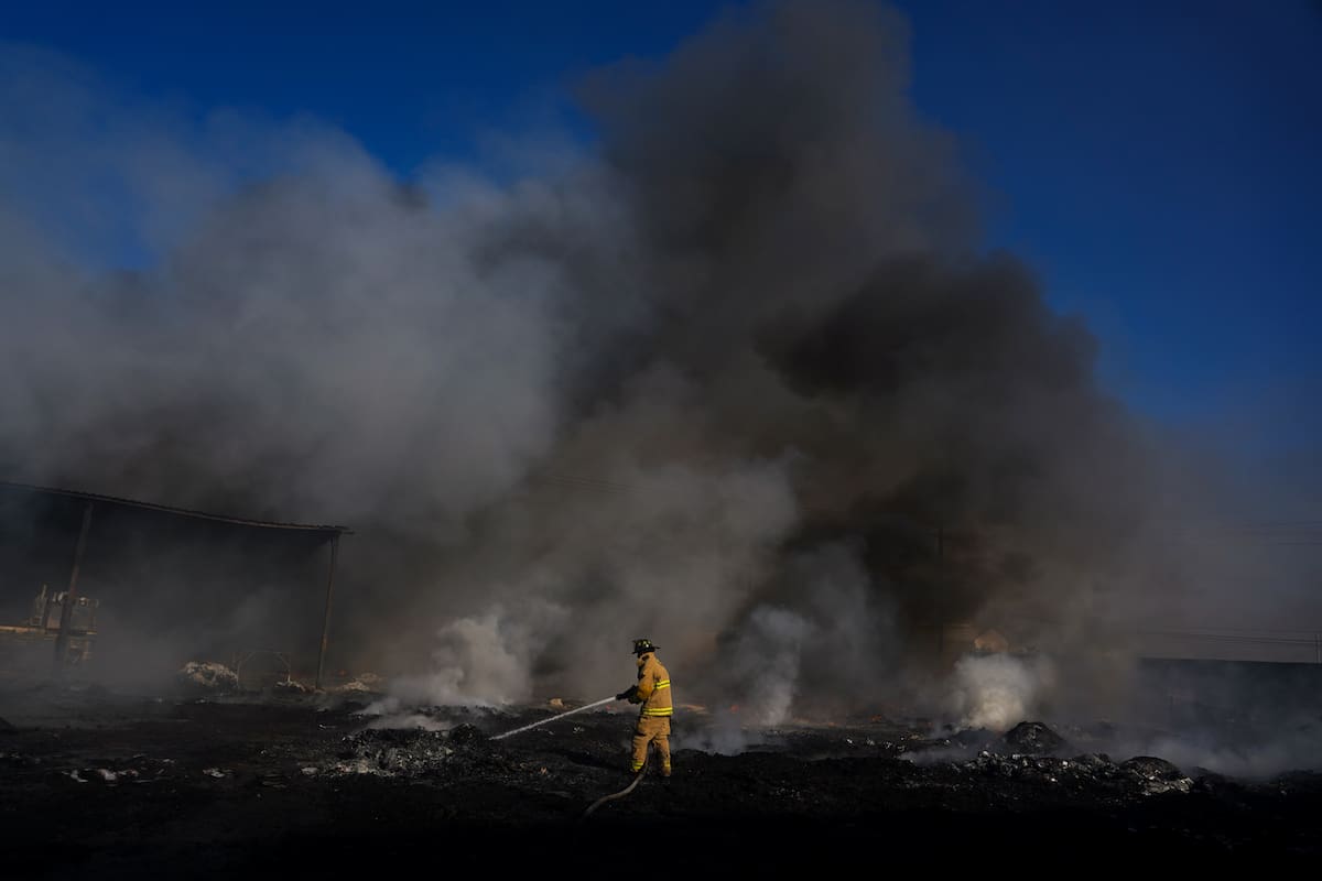 Incendio en recicladora al poniente de Mexicali