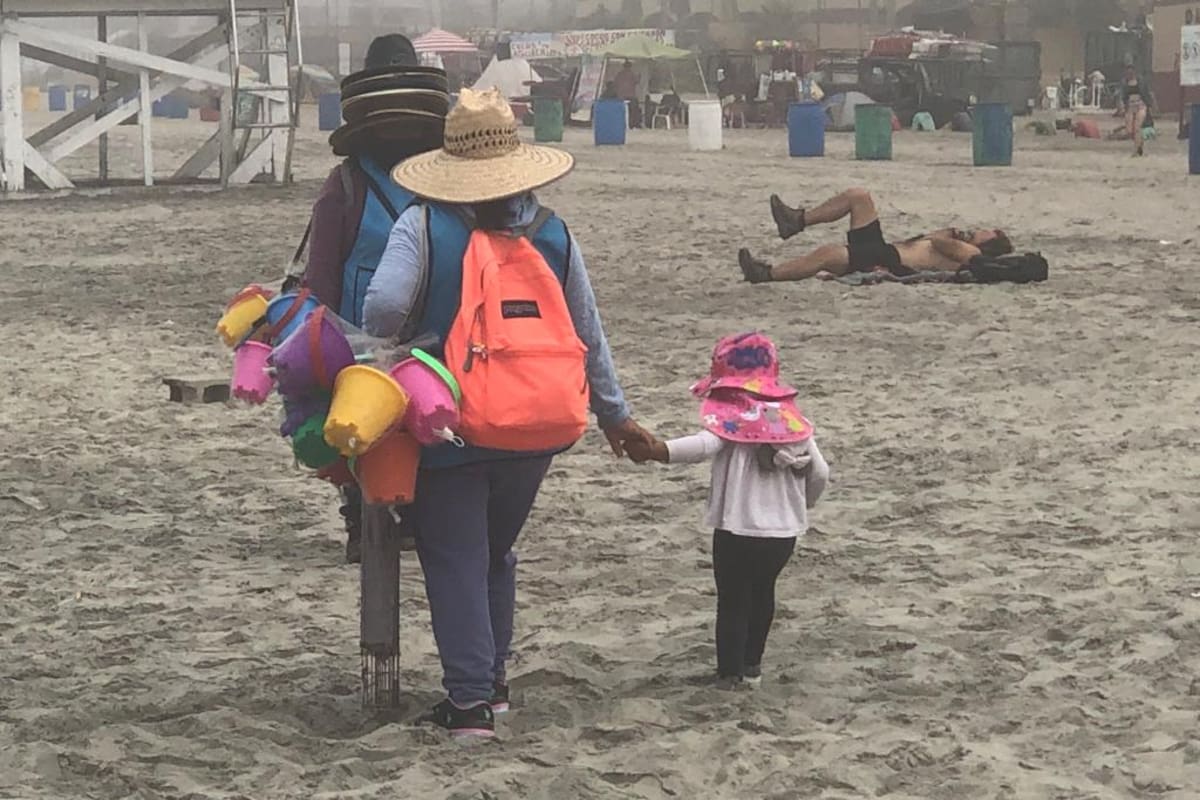 Sanciona a más de 40 vendedores "Golondrinos" en playas de Rosarito 