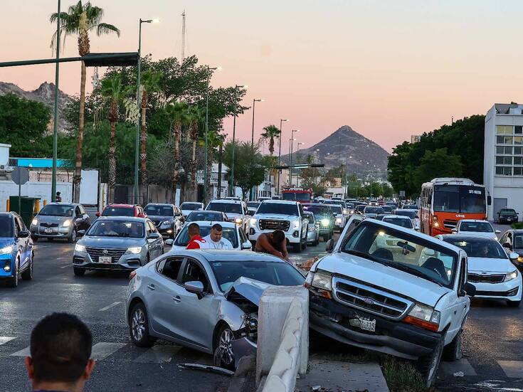 Al menos dos lesionados, incluido un menor de edad, en choque de vehículos al centro de Hermosillo (VIDEO)
