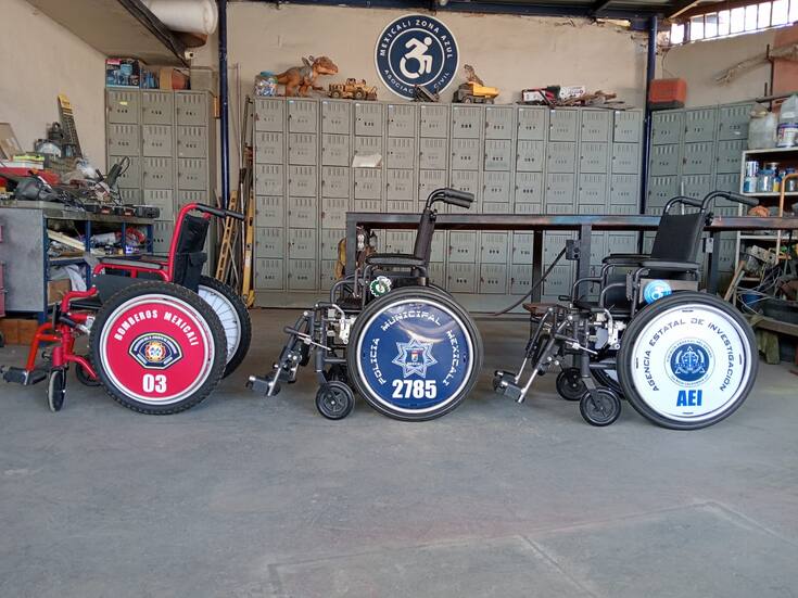 Entregan sillas de ruedas para niños de la clínica 30 del IMSS