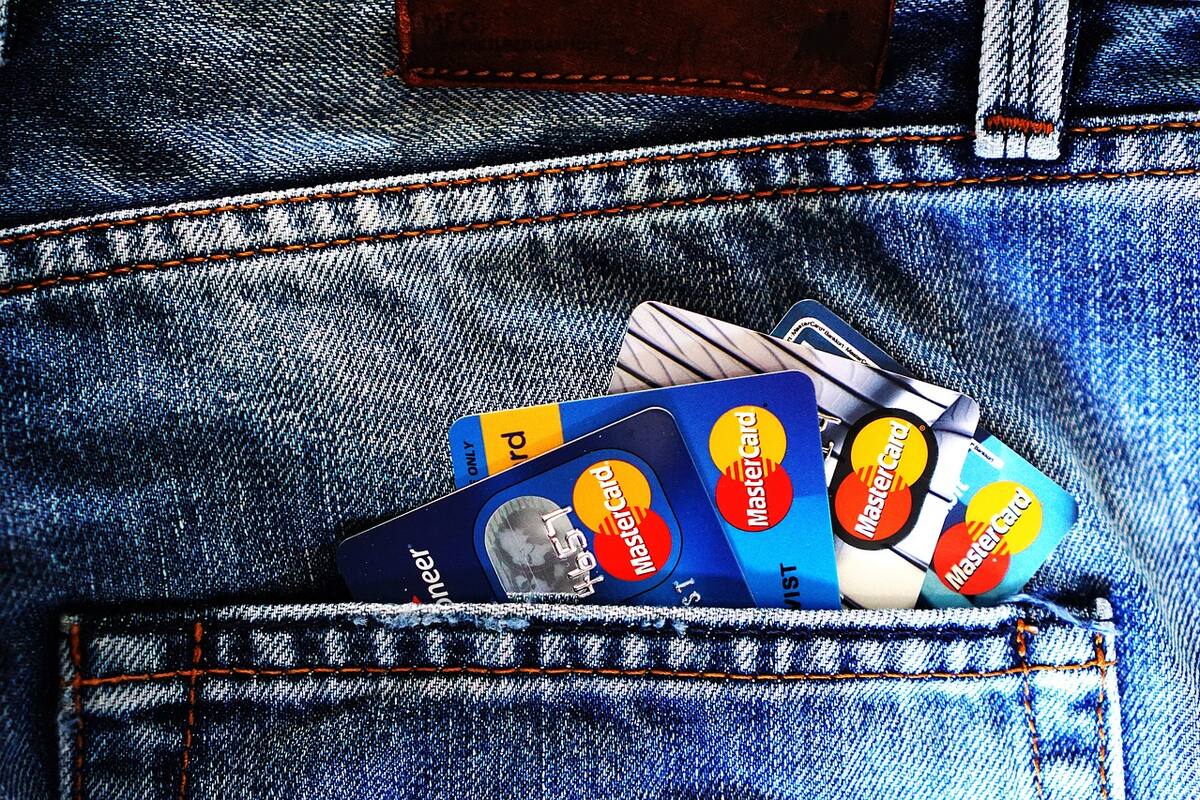 SAT: ¿Cuál es el límite de ingresos que puedes tener en tu tarjeta de débito sin que te multen?