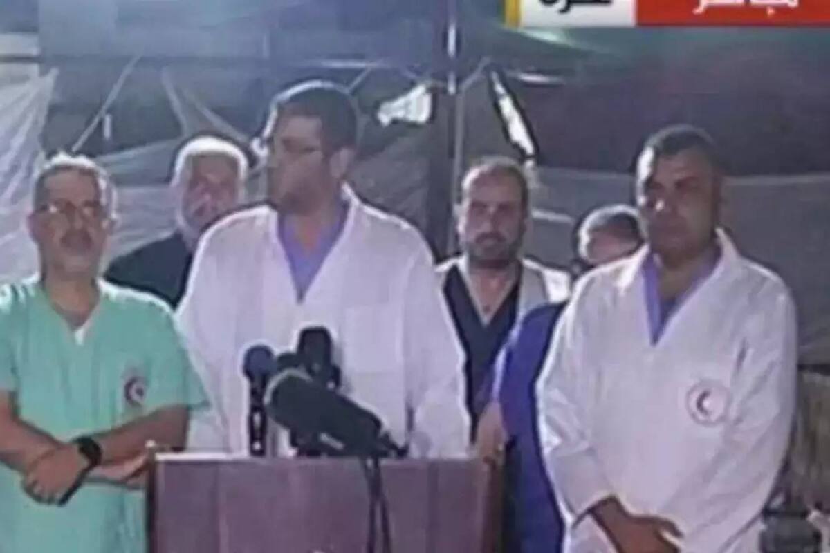 Médicos hacen conferencia en medio de una pila de cadáveres en Gaza tras acusaciones de que Israel bombardeó un hospital