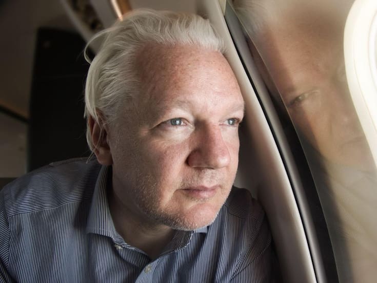 Julian Assange evita pisar Estados Unidos y paga medio millón de dólares por vuelo a isla remota