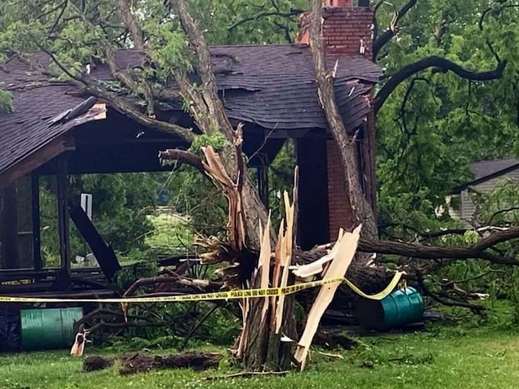 Muere niño de 2 años al caer árbol encima de su casa por tornado en Michigan; “extraña” tormenta no apareció en el radar del NWS