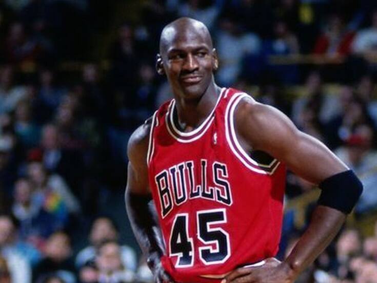 Tarjeta autografiada de Michael Jordan se vende por 2.9 millones de dólares en subasta