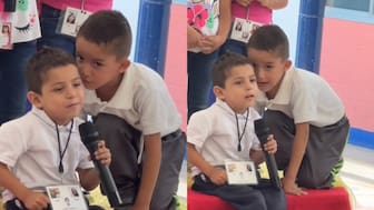 Niño conmueve en redes sociales al ayudar a su compañero con discapacidad a cantar en la escuela (VIDEO)
