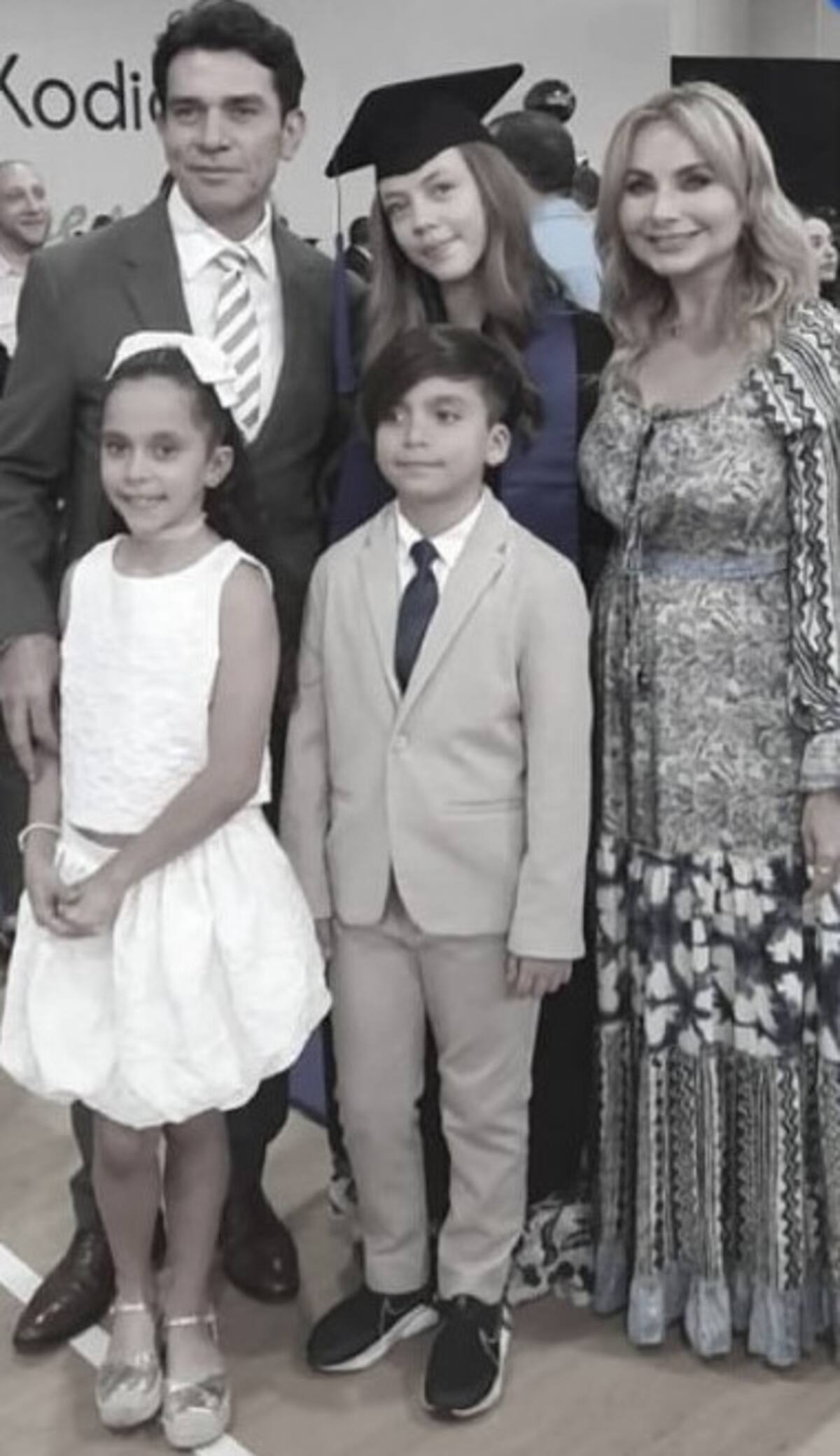 Jorge Salinas acudió a la graduación de su hija Valentina acompañado de su esposa Elizabeth Álvarez y sus hijos.