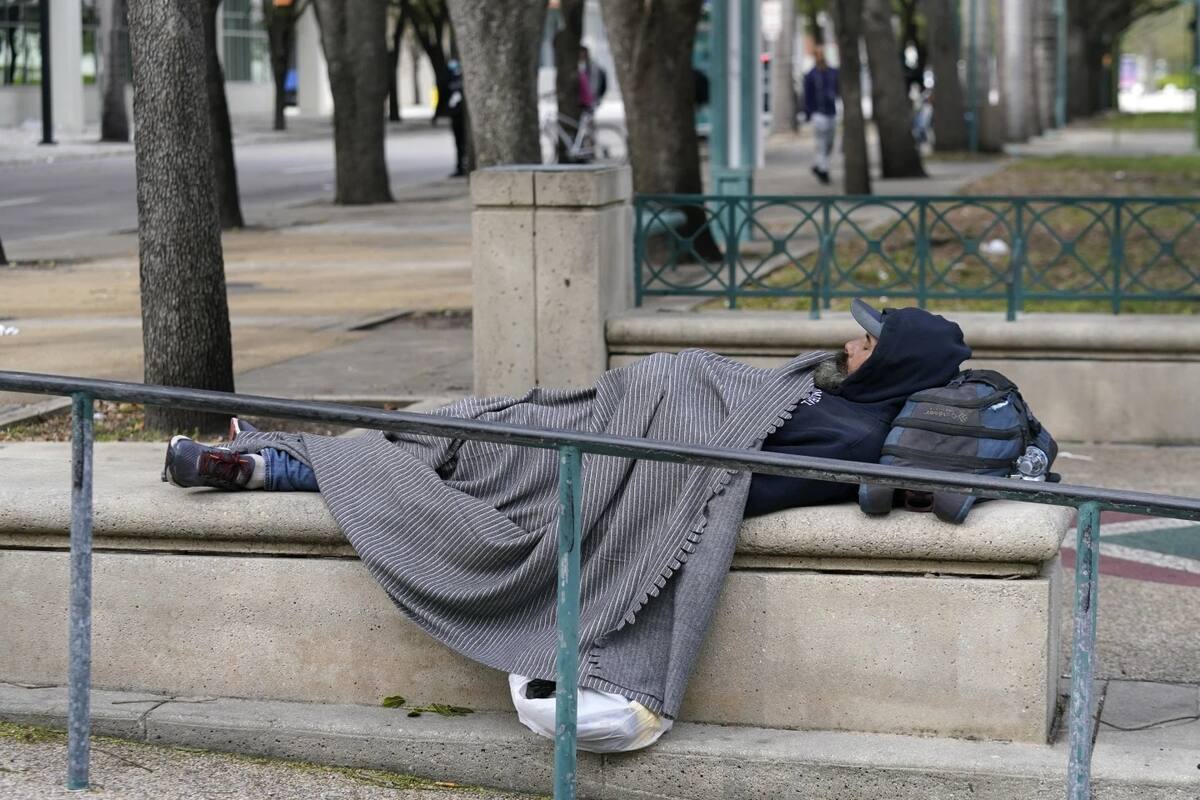 Otra de las decisiones que esperan en la Suprema Corte de EU se relaciona con la prohibición de que personas sin hogar duerman al aire libre. | AP