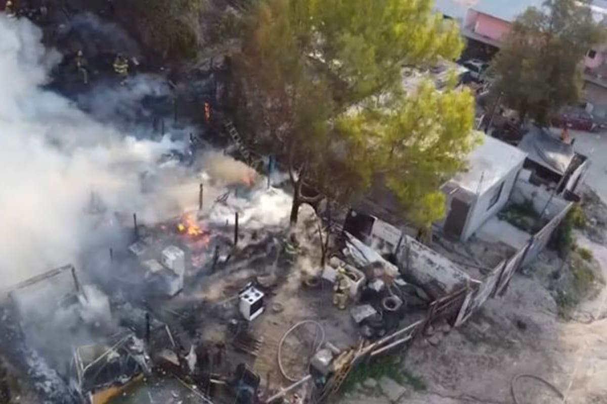 Incendio consume por completo dos casas en colonia Reforma de Tijuana