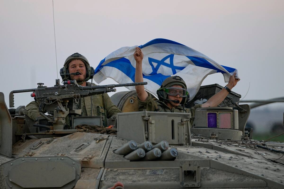 Tanques israelíes disparan contra zonas de evacuación y matan a 21 personas en Gaza; 12 eran mujeres: Reuters