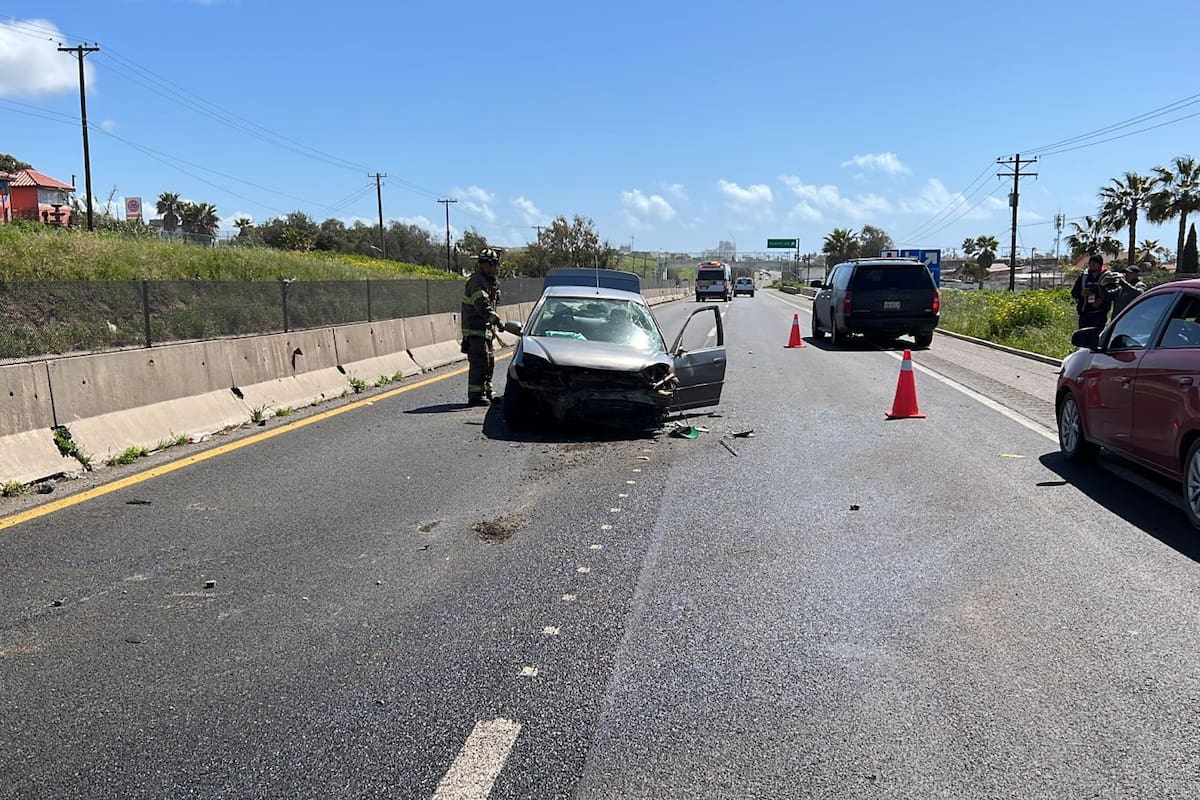 Policiaca Rosarito: Conductora pierde el control y se impacta en carretera escénica