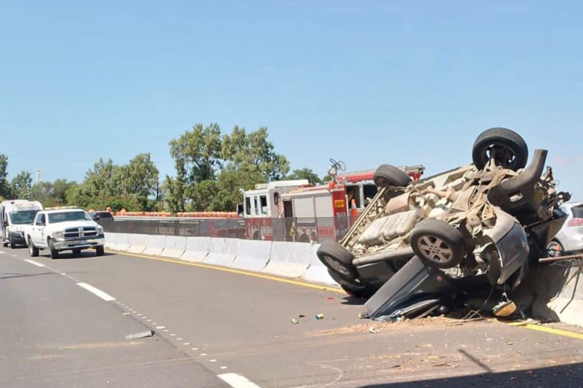 Policiaca Rosarito: Cae vehículo de puente hacia colonia Reforma