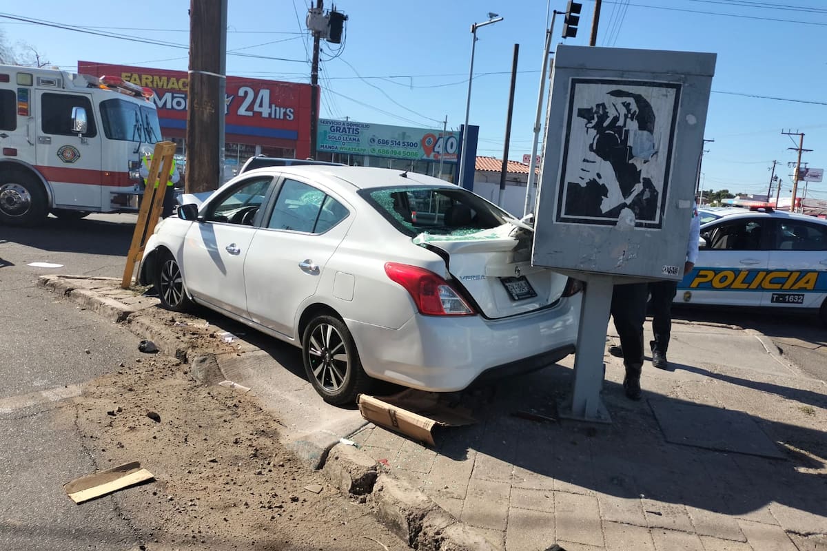 Automovilista se impacta contra poste y semáforo frente a gasolinera