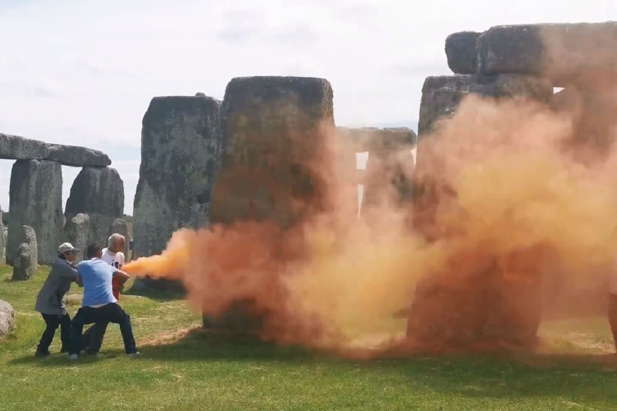 Video: Manifestantes rocían pintura naranja sobre Stonehenge