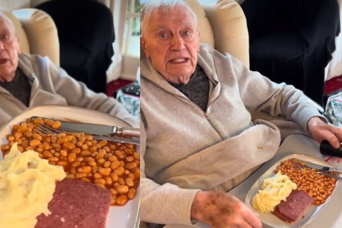 Una mujer le da a su abuelo de 90 años un platillo que le servían cuando estaba en la armada en 1950